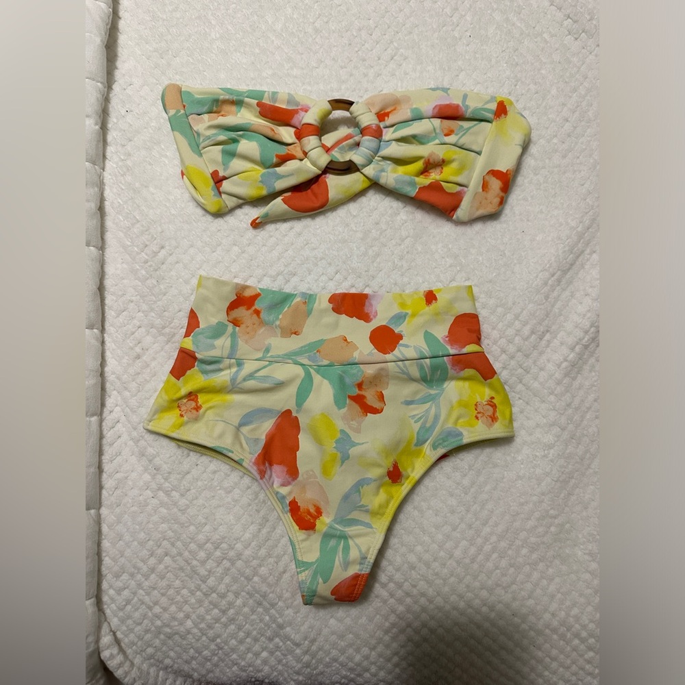 MONTCE HELENA FLORAL TORI BANDEAU
BIKINI TOP & HIGH RISE BOTTOMS